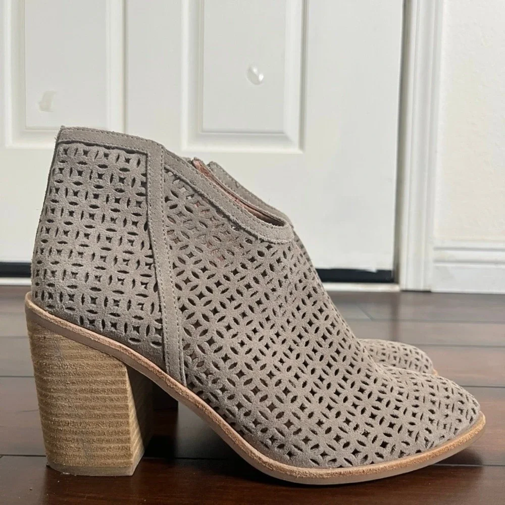 Jeffrey Campbell Women's Medera Cutout Ankle Booties Suede Taupe size 9 Boho - Picture 2 of 10